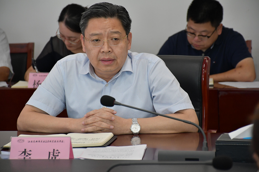 学校召开安全工作委员会会议