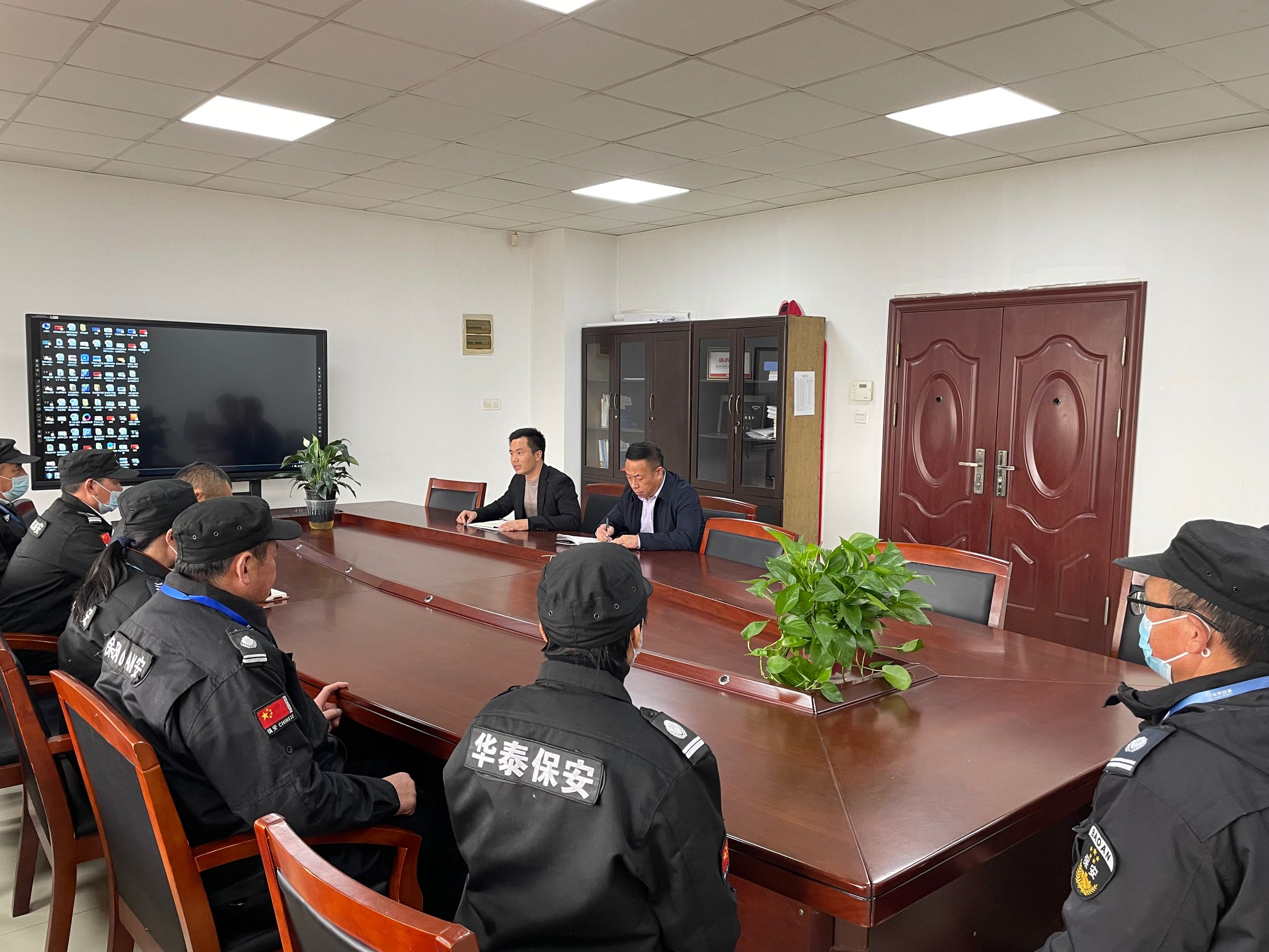 学校组织召开安保人员工作例会
