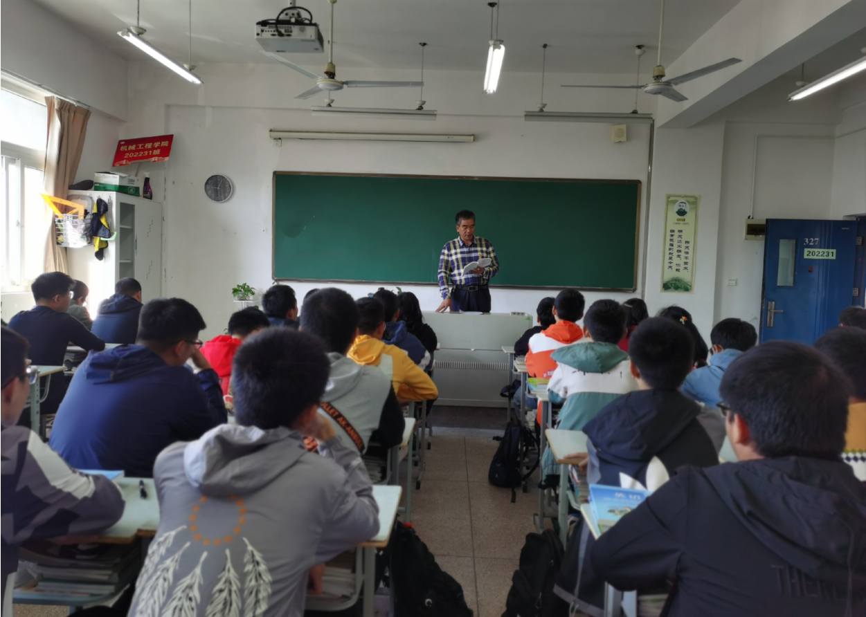 开学第一课  助力新征程 ——基础教学部党总支党员下班级系列活动